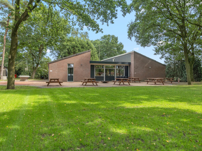 Groepsaccommodatie in Voorthuizen (Gelderland) voor 60 personen met 4 slaapkamers en 4 badkamers.