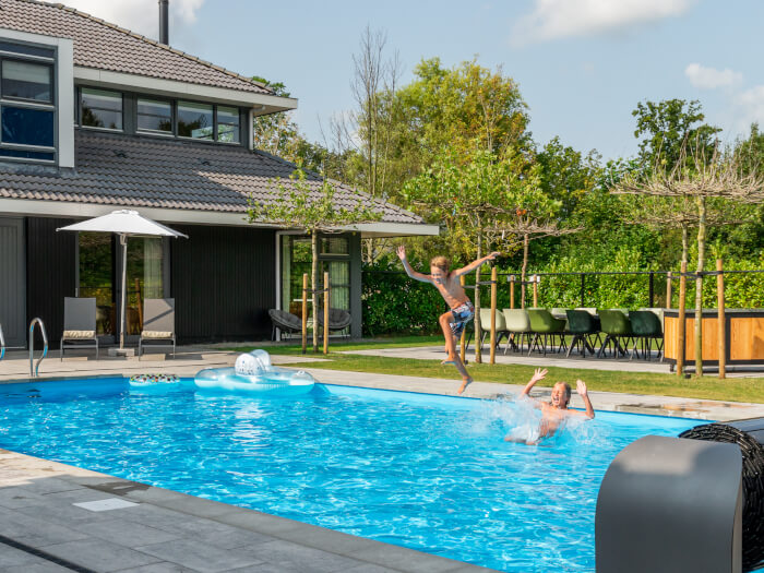 Groepsaccommodatie in Sondel (Friesland) voor 14 personen met 7 slaapkamers en 7 badkamers.