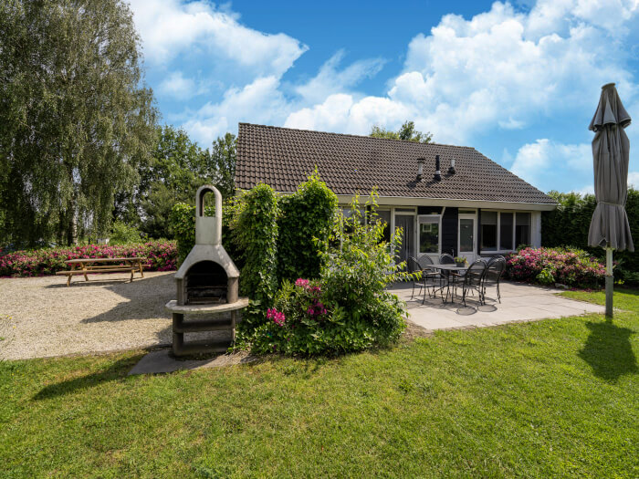 Groepsaccommodatie in Nistelrode (Noord-Brabant) voor 13 personen met 5 slaapkamers en 2 badkamers.