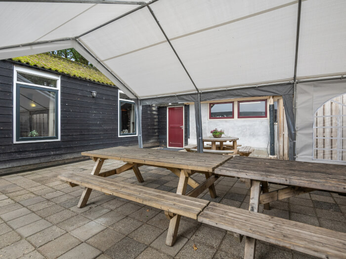 Groepsaccommodatie in Voorthuizen (Gelderland) voor 26 personen met 4 slaapkamers en 3 badkamers.