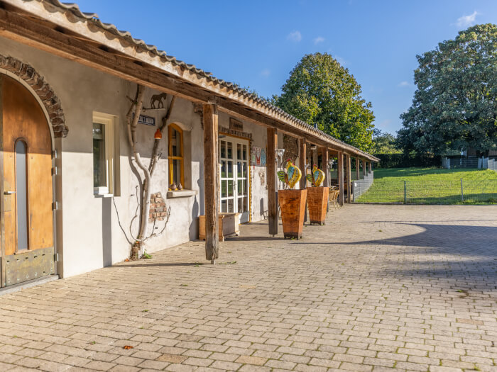 Groepsaccommodatie in Groeningen (Noord-Brabant) voor 20 personen met 8 slaapkamers en 5 badkamers.