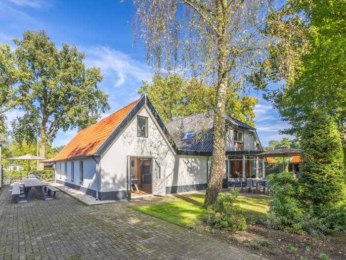 Groepsaccommodatie in Putten (Gelderland) voor 22 personen met 9 slaapkamers en 9 badkamers.