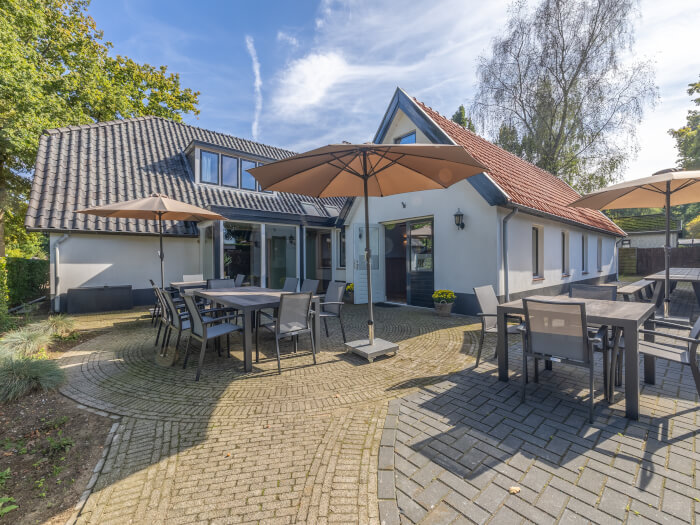 Groepsaccommodatie in Putten (Gelderland) voor 22 personen met 9 slaapkamers en 9 badkamers.