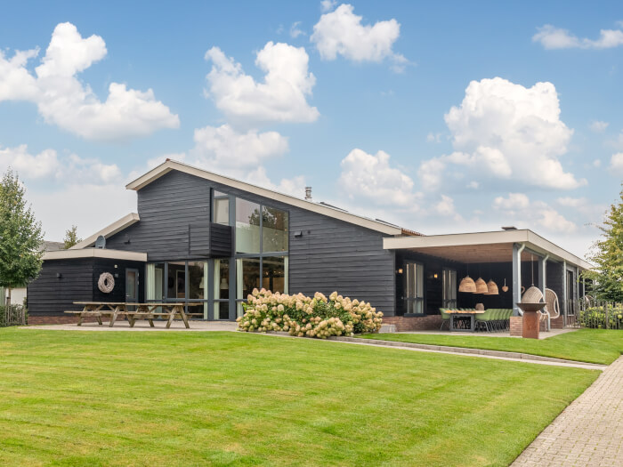 Groepsaccommodatie in Rekken (Gelderland) voor 16 personen met 8 slaapkamers en 8 badkamers.