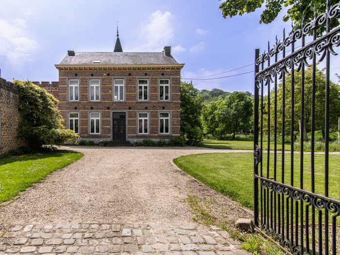 Groepsaccommodatie in Boirs (Luik) voor 30 personen met 12 slaapkamers en 10 badkamers.