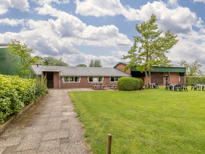Groepsaccommodatie in Sinderen (Gelderland) voor 32 personen met 6 slaapkamers en 3 badkamers.