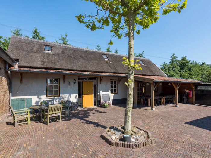 Groepsaccommodatie in Wateringen (Zuid-Holland) voor 15 personen met 14 slaapkamers en 3 badkamers.