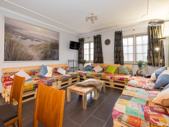 Groepsaccommodatie in Zelzate (Oost-Vlaanderen) voor 14 personen met 7 slaapkamers en 7 badkamers.