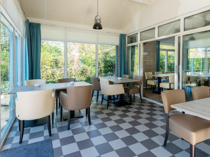 Groepsaccommodatie in Zoutelande (Zeeland) voor 28 personen met 13 slaapkamers en 3 badkamers.