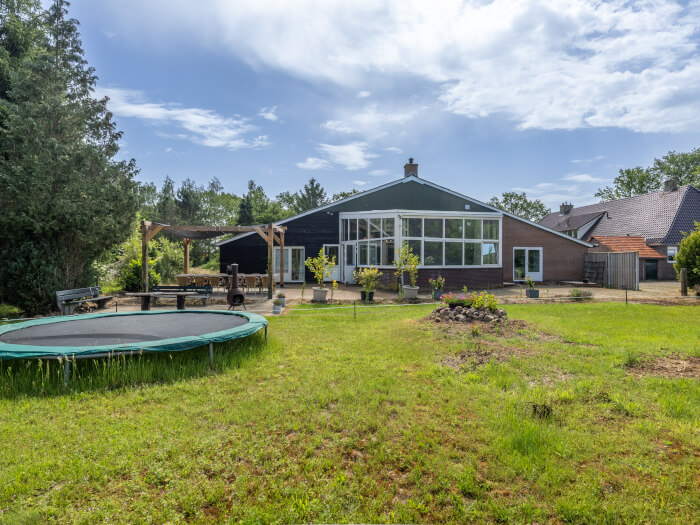 Groepsaccommodatie in Den Ham (Overijssel) voor 18 personen met 9 slaapkamers en 4 badkamers.