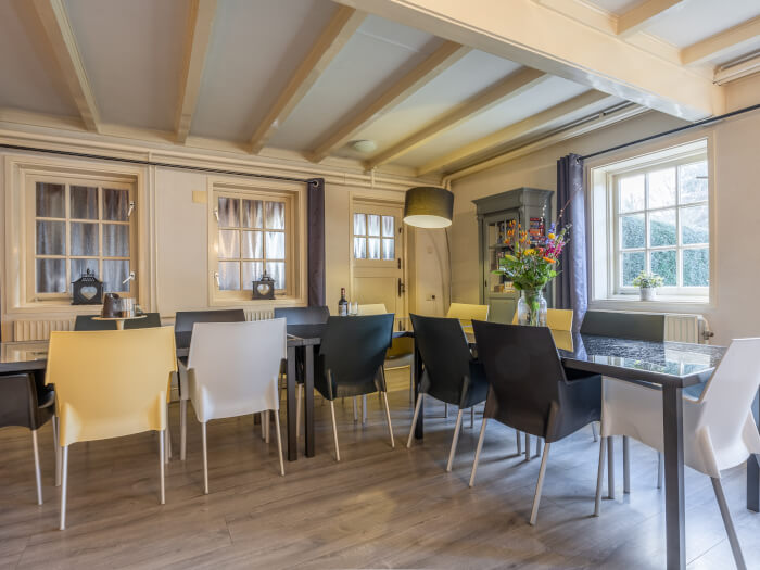 Groepsaccommodatie in Uddel (Gelderland) voor 15 personen met 5 slaapkamers en 3 badkamers.