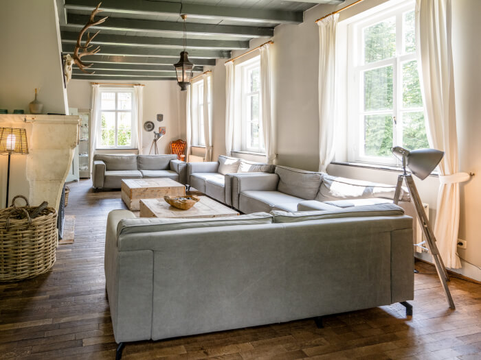Groepsaccommodatie in Oijen (Noord-Brabant) voor 40 personen met 16 slaapkamers en 16 badkamers.
