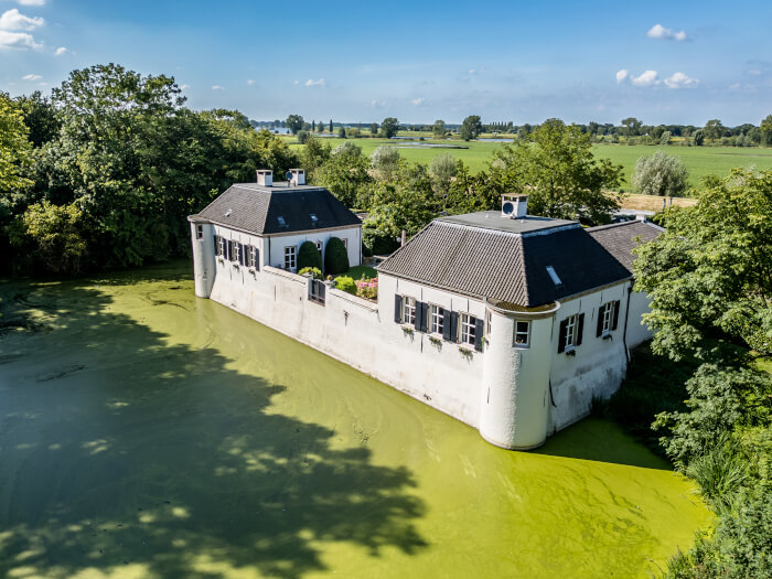 Groepsaccommodatie in Oijen (Noord-Brabant) voor 40 personen met 16 slaapkamers en 16 badkamers.