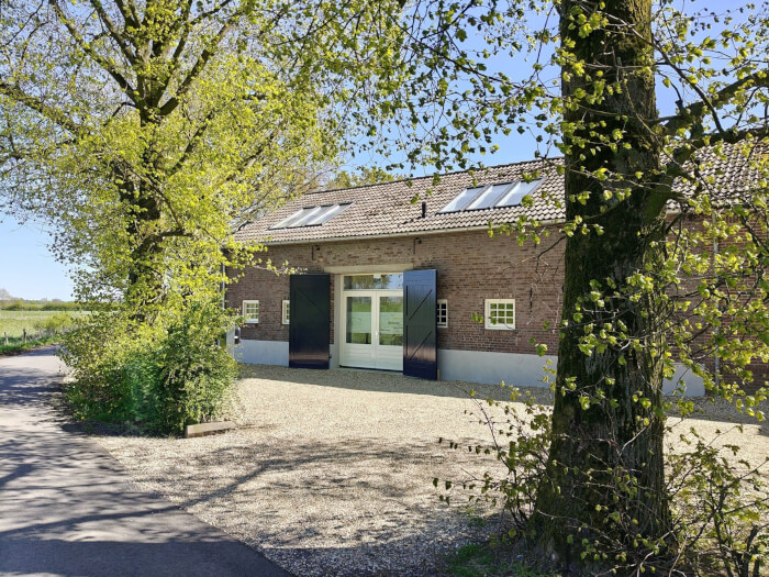 Groepsaccommodatie in Oeffelt (Noord-Brabant) voor 10 personen met 5 slaapkamers en 5 badkamers.