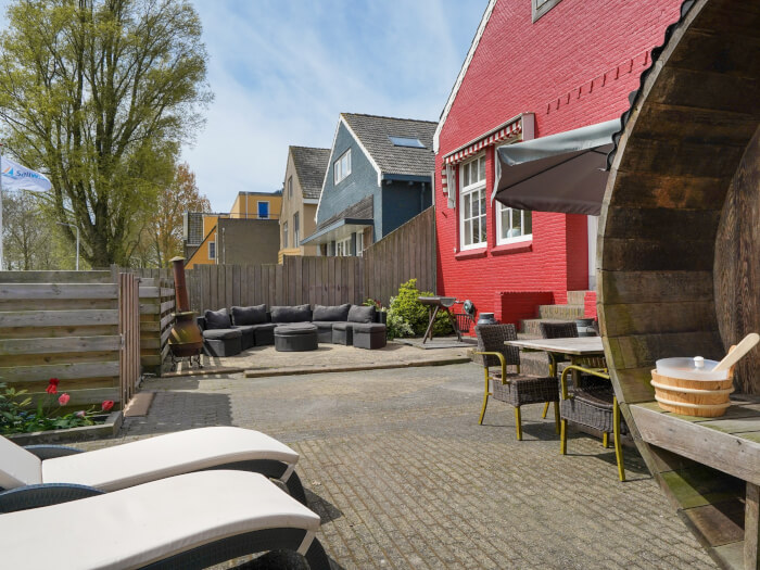 Groepsaccommodatie in Elahuizen (Friesland) voor 10 personen met 3 slaapkamers en 2 badkamers.