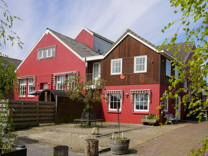 Groepsaccommodatie in Elahuizen (Friesland) voor 10 personen met 3 slaapkamers en 2 badkamers.