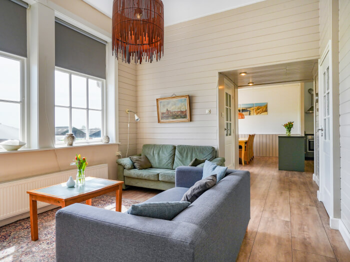 Groepsaccommodatie in Elahuizen (Friesland) voor 10 personen met 3 slaapkamers en 2 badkamers.