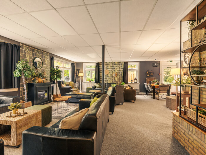 Groepsaccommodatie in Schoonloo (Drenthe) voor 28 personen met 18 slaapkamers en 5 badkamers.