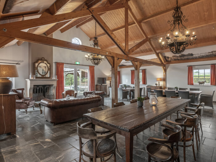 Groepsaccommodatie in Weesp (Noord-Holland) voor 24 personen met 6 slaapkamers en 6 badkamers.