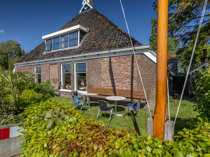 Groepsaccommodatie in Balk (Friesland) voor 15 personen met 7 slaapkamers en 3 badkamers.