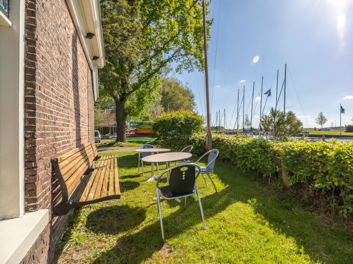 Groepsaccommodatie in Balk (Friesland) voor 15 personen met 7 slaapkamers en 3 badkamers.