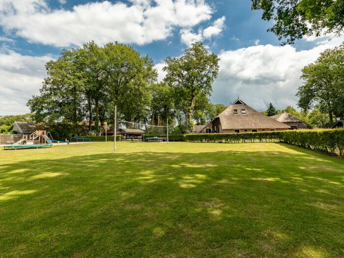 Groepsaccommodatie in Zuidwolde (Drenthe) voor 20 personen met 9 slaapkamers en 8 badkamers.