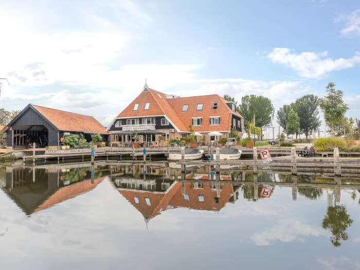 Groepsaccommodatie in Workum (Friesland) voor 46 personen met 23 slaapkamers en 22 badkamers.
