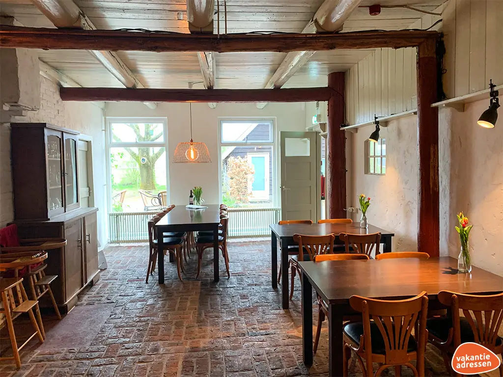 Groepsaccommodatie in Anderen (Drenthe) voor 20 personen met 6 slaapkamers en 4 badkamers.