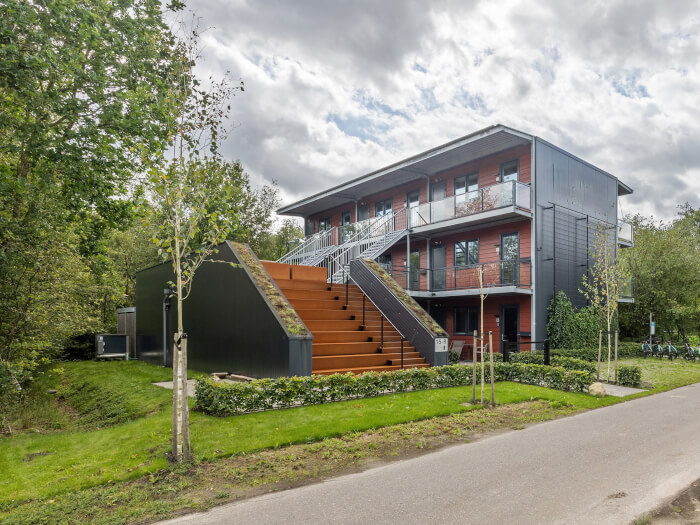Groepsaccommodatie in Noordwolde (Friesland) voor 36 personen met 18 slaapkamers en 12 badkamers.