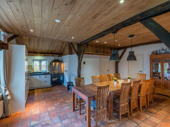 Groepsaccommodatie in Gaanderen (Gelderland) voor 12 personen met 5 slaapkamers en 2 badkamers.