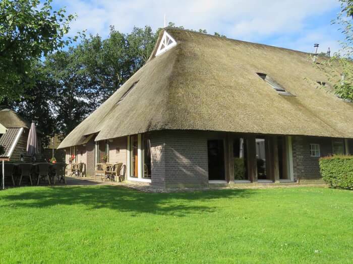 Groepsaccommodatie in Diever (Drenthe) voor 24 personen met 6 slaapkamers en 6 badkamers.