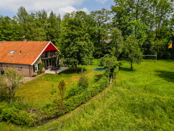 Groepsaccommodatie in Lievelde (Gelderland) voor 12 personen met 5 slaapkamers en 2 badkamers.