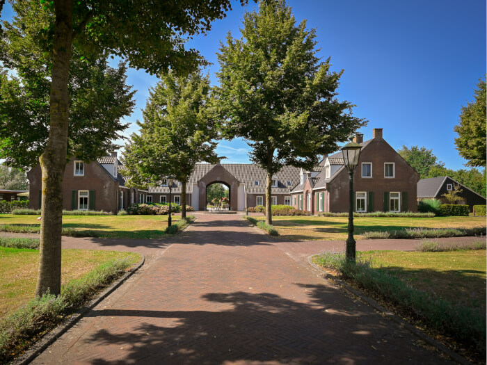 Groepsaccommodatie in Pesse (Drenthe) voor 26 personen met 13 slaapkamers en 12 badkamers.
