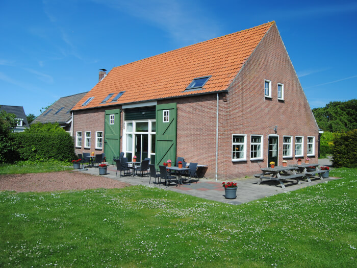 Groepsaccommodatie in Oostkapelle (Zeeland) voor 18 personen met 5 slaapkamers en 5 badkamers.