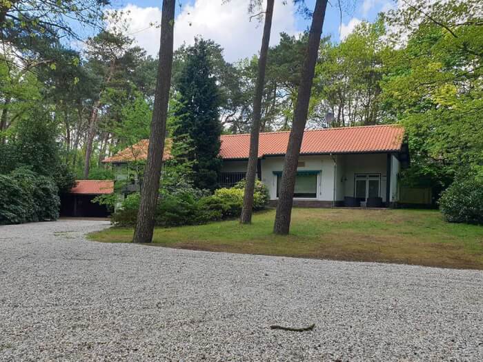 Groepsaccommodatie in Leende (Noord-Brabant) voor 10 personen met 5 slaapkamers en 4 badkamers.
