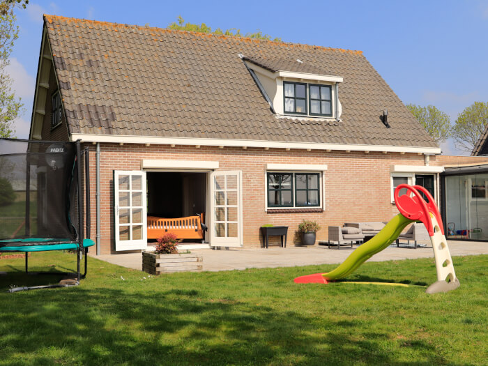 Groepsaccommodatie in Tholen (Zeeland) voor 10 personen met 5 slaapkamers en 2 badkamers.