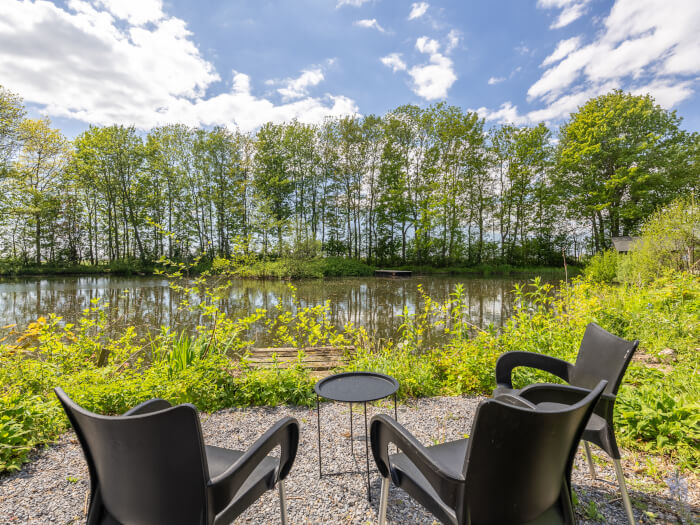 Groepsaccommodatie in Hommerts (Friesland) voor 10 personen met 5 slaapkamers en 5 badkamers.