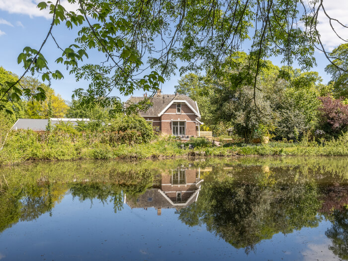 Groepsaccommodatie in Hommerts (Friesland) voor 10 personen met 5 slaapkamers en 5 badkamers.