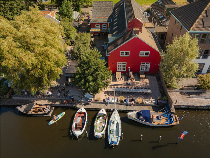 Groepsaccommodatie in Elahuizen (Friesland) voor 50 personen met 16 slaapkamers en 7 badkamers.