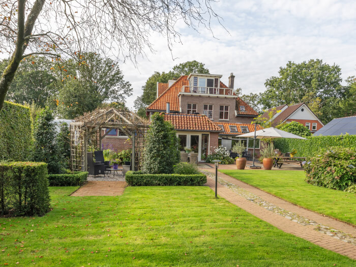Groepsaccommodatie in Diever (Drenthe) voor 16 personen met 8 slaapkamers en 8 badkamers.