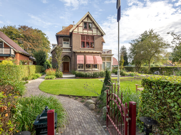 Groepsaccommodatie in Diever (Drenthe) voor 16 personen met 8 slaapkamers en 8 badkamers.