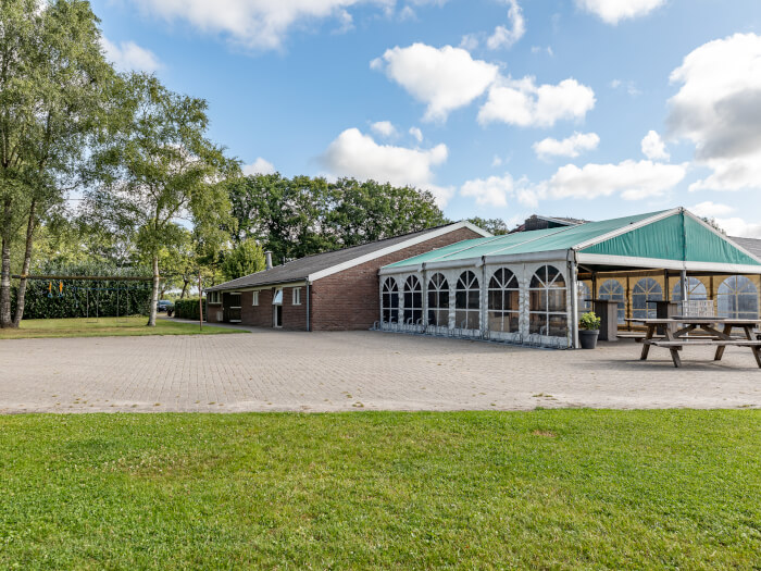 Groepsaccommodatie in Zwiggelte (Drenthe) voor 36 personen met 2 slaapkamers en 6 badkamers.
