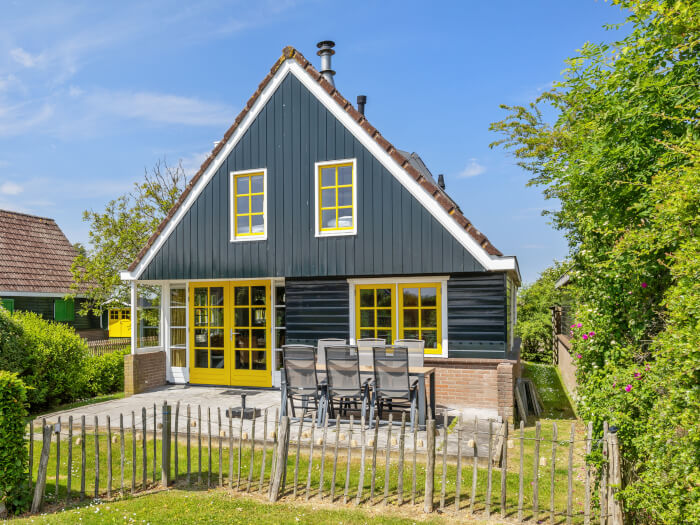 Groepsaccommodatie in Oudesluis (Noord-Holland) voor 10 personen met 4 slaapkamers en 2 badkamers.