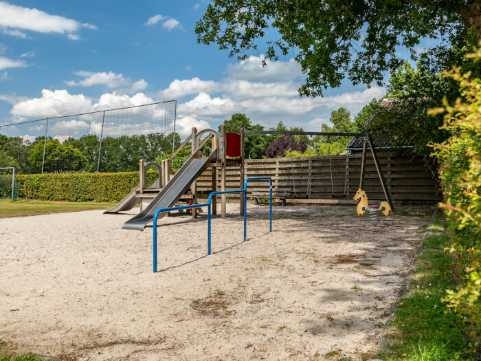 Groepsaccommodatie in Zuidwolde (Drenthe) voor 21 personen met 10 slaapkamers en 6 badkamers.