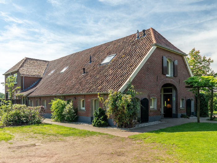 Groepsaccommodatie in Eibergen (Gelderland) voor 26 personen met 11 slaapkamers en 9 badkamers.