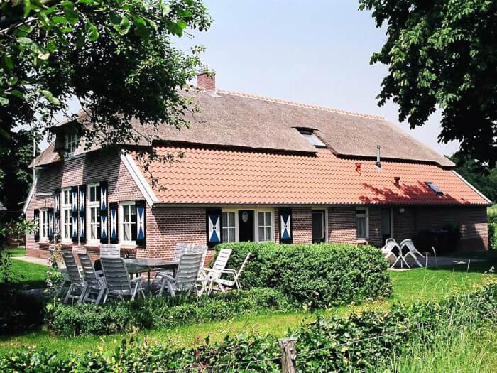 Groepsaccommodatie in Ommen (Overijssel) voor 12 personen met 6 slaapkamers en 2 badkamers.
