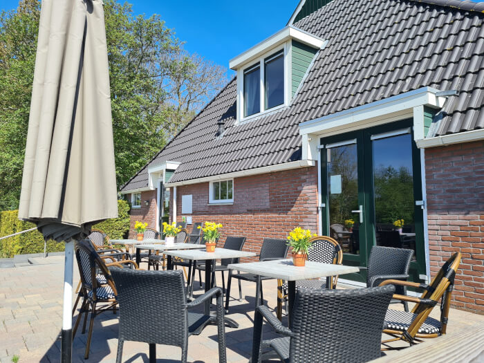 Groepsaccommodatie in De Veenhoop (Friesland) voor 21 personen met 9 slaapkamers en 9 badkamers.