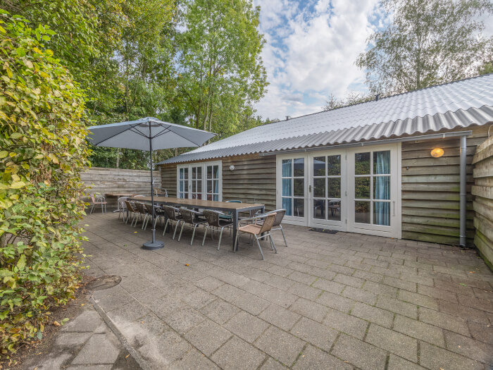 Groepsaccommodatie in Loon op Zand (Noord-Brabant) voor 20 personen met 8 slaapkamers en 4 badkamers.