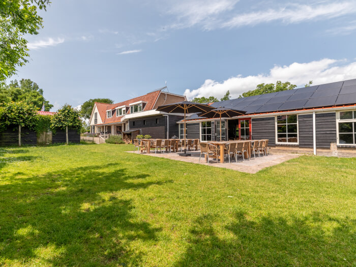 Groepsaccommodatie in Warns (Friesland) voor 20 personen met 8 slaapkamers en 8 badkamers.