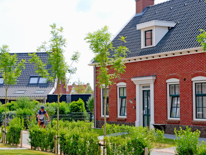 Groepsaccommodatie in Colijnsplaat (Zeeland) voor 18 personen met 9 slaapkamers en 5 badkamers.